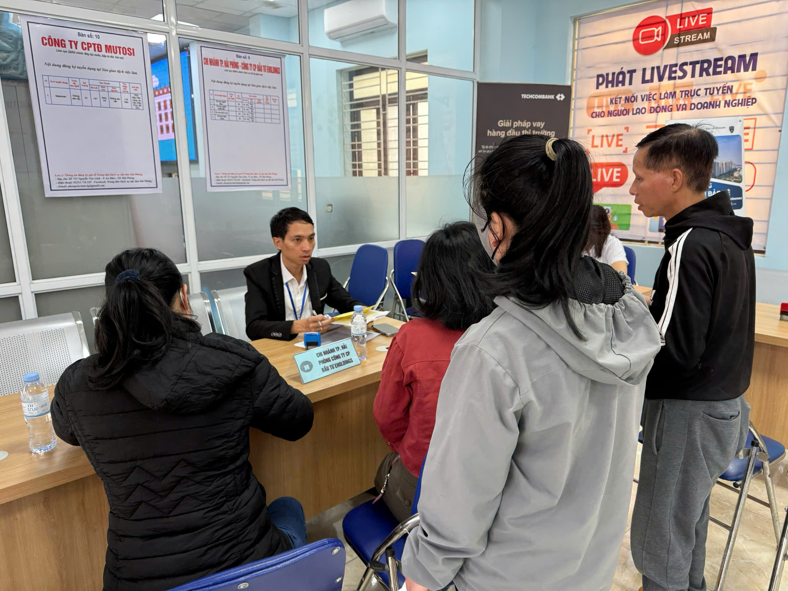 PHIÊN GIAO DỊCH VIỆC LÀM KẾT HỢP LIVESTREAM TẠI TRUNG TÂM DỊCH VỤ VIỆC LÀM HẢI PHÒNG NGÀY 08/12/2025: BƯỚC TIẾN CẦN THIẾT TRONG CHUYỂN ĐỔI SỐ THỊ TRƯỜNG LAO ĐỘNG